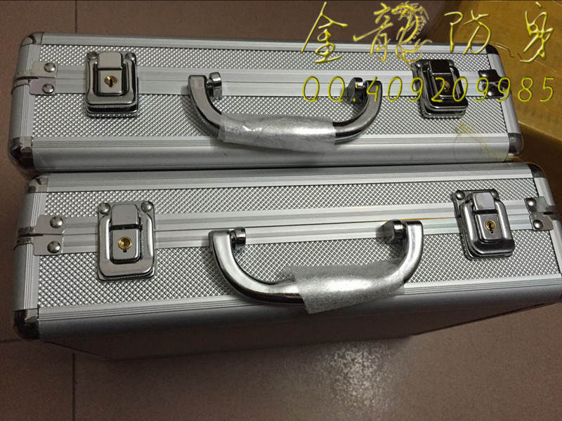 年輕人野外自衛電警棒 年輕人野外自衛電警棒